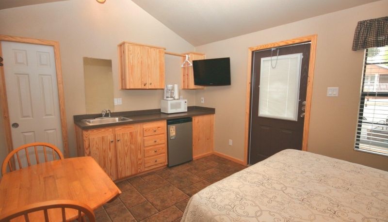 Suite - Hill Country Cottage and RV Re