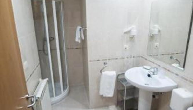 Info - HOTEL EL ROBLE PALENTINO