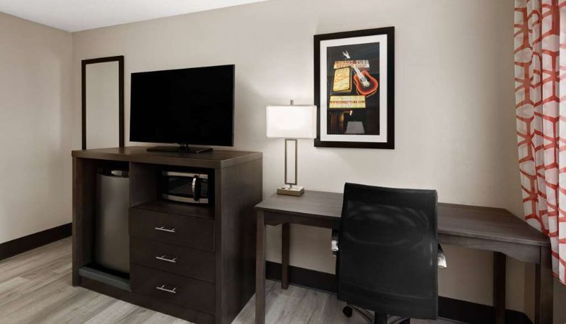 Room - La Quinta Inn & Suites by Wyndham Goodlettsville - Nashville