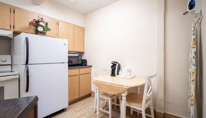 Daire - Island Sun Inn & Suites - Historic Venice & Beach Getaway