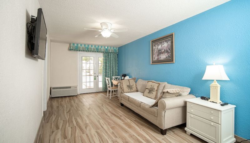 Daire - Island Sun Inn & Suites - Historic Venice & Beach Getaway
