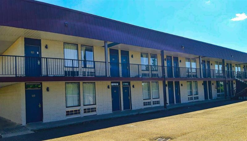 Widok na zewnątrz - AB Motel 6 Brooks