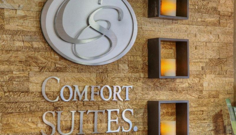 Sala - Comfort Suites Plymouth near US-30
