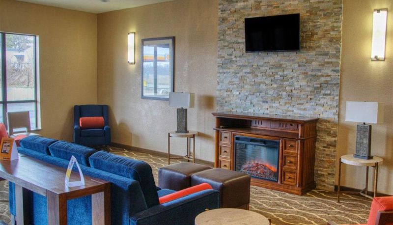 Sala - Comfort Suites Plymouth near US-30