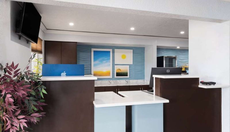 Lobby - Days Inn by Wyndham Miami