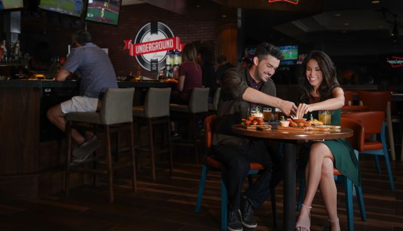 Bar - OYO Hotel and Casino Las Vegas