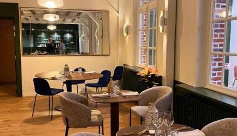 Sala de desayunos dentro del restaurante - Hostellerie Saint-Louis & Restaurant Pauze - Teritoria
