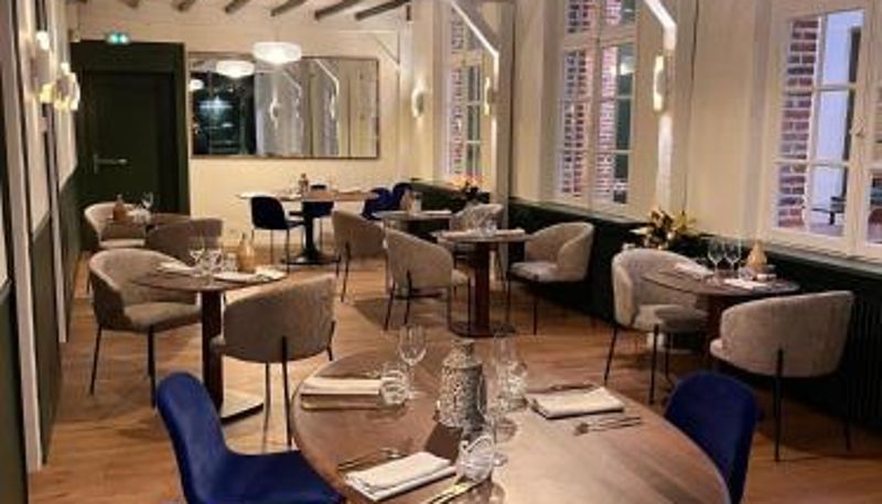 Sala de desayunos dentro del restaurante - Hostellerie Saint-Louis & Restaurant Pauze - Teritoria