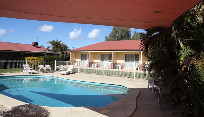 Pool - Emerald Explorers Inn