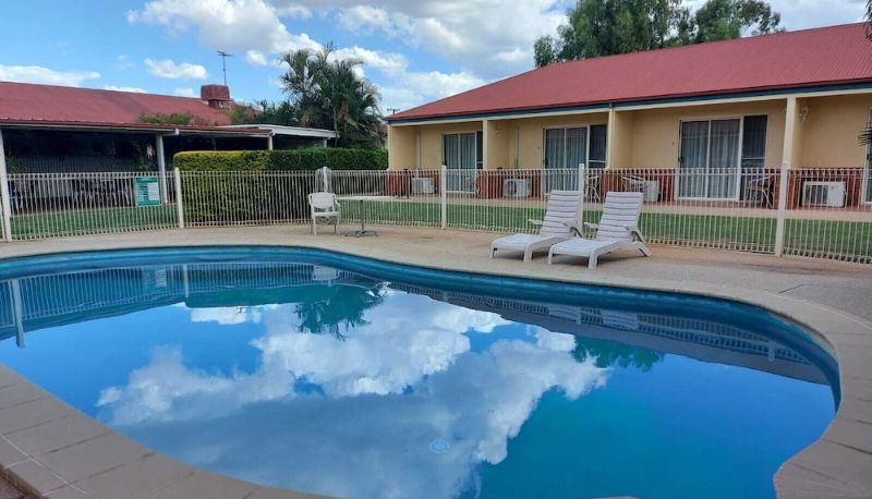 Pool - Emerald Explorers Inn