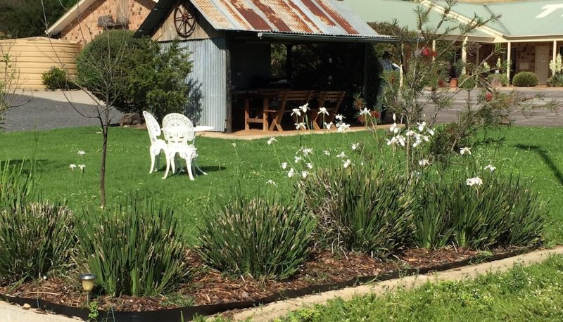Garden - Tuckerbox Motor Inn