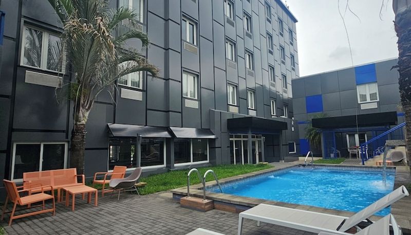 Basen - Beverly Hills: Hotel & Business
