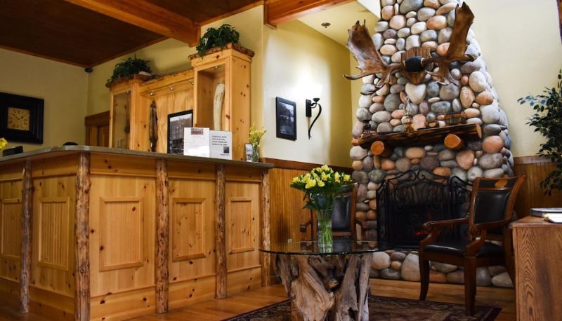 Hall - Exit Glacier Lodge
