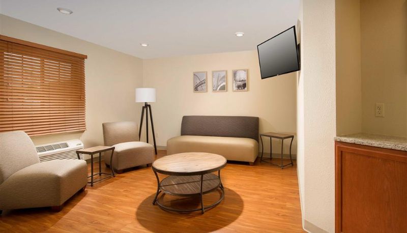 Hall - WoodSpring Suites Chicago Romeoville