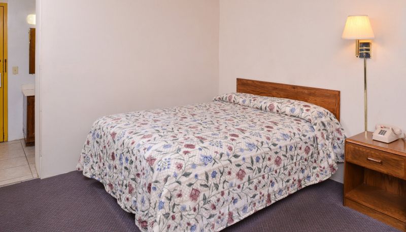 Zimmer - Red Carpet Inn North East