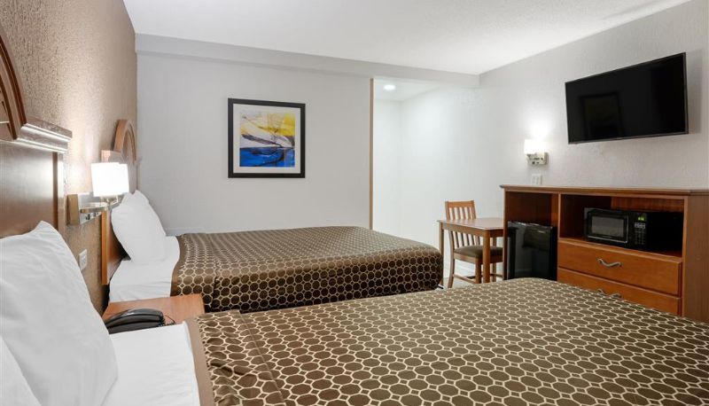 Room - Rodeway Inn Terre Haute near University