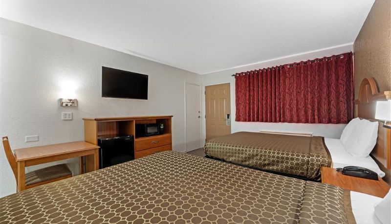 Room - Rodeway Inn Terre Haute near University
