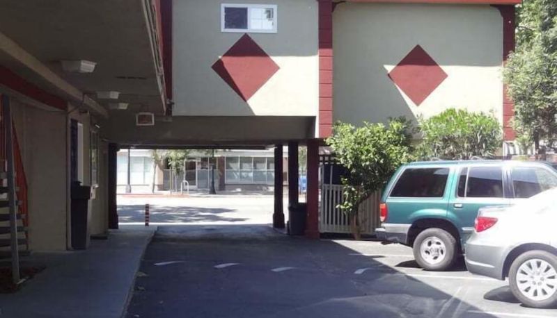 Informacje - The Flamingo Motel