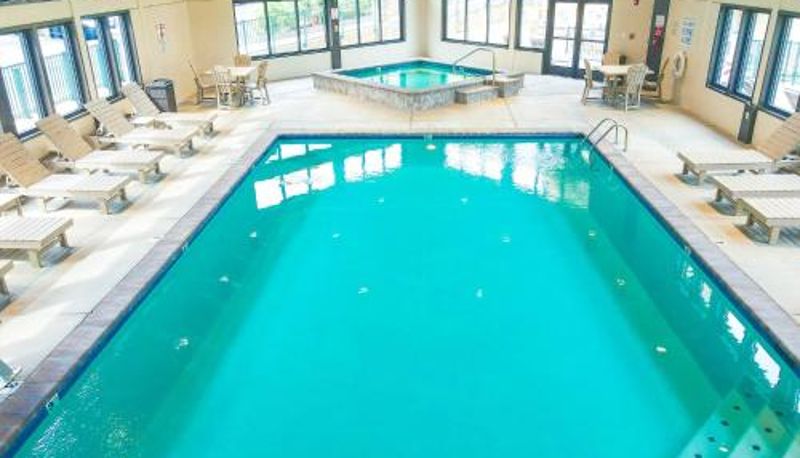 Piscina - Laurel Point Resort
