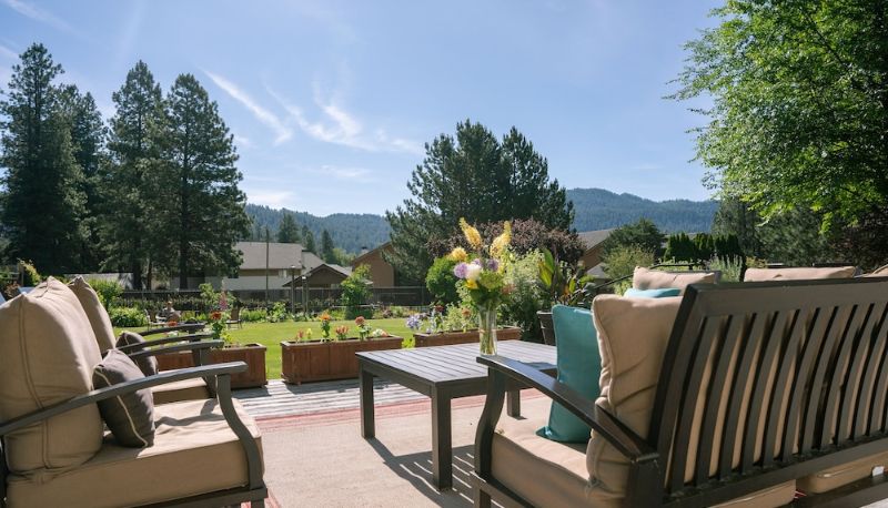 Info - Blue Elk Inn