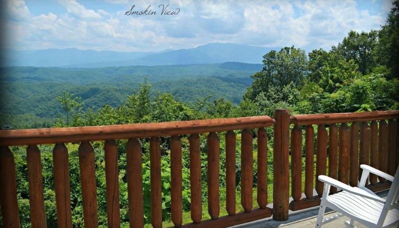 Room with balcony - Cove Creek Cottage