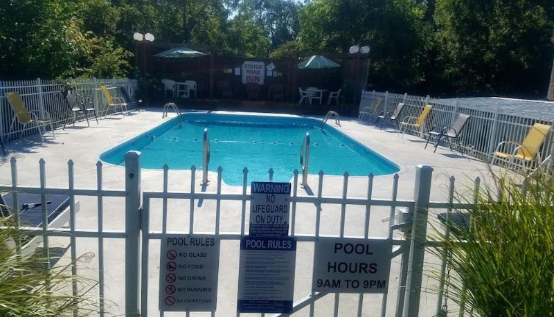Piscina - Statue Road Inn
