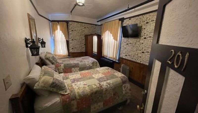 Zimmer - Alaskan Hotel and Bar