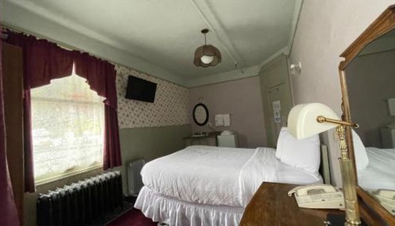 Zimmer - Alaskan Hotel and Bar