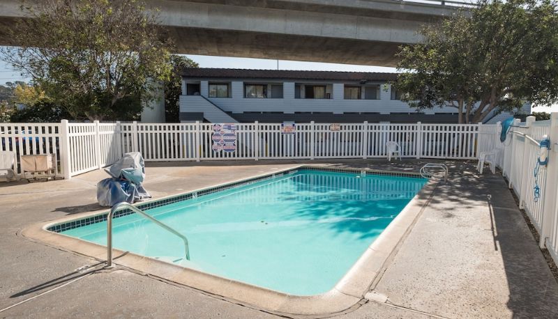 Basen - E-Z 8 Motel Old Town