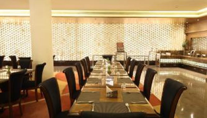 Frühstücksraum innerhalb des Restaurants - Godwin Meerut