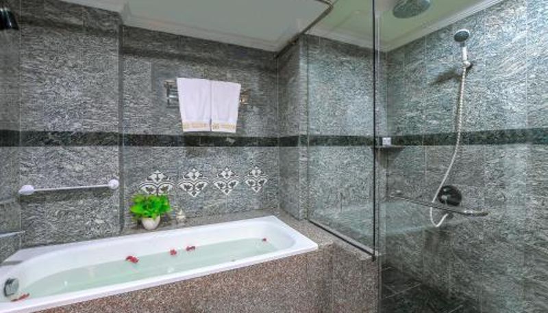 Salle de bain - Muong Thanh Luxury Song Han Hotel - 10 Minutes to Da Nang Airport & 800m to Dragon Bridge