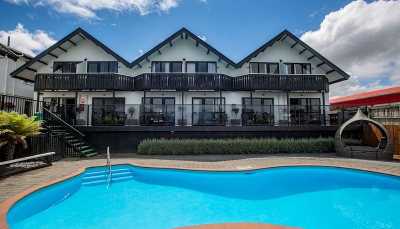 Pool - Le Chalet Suisse Motel Apartments