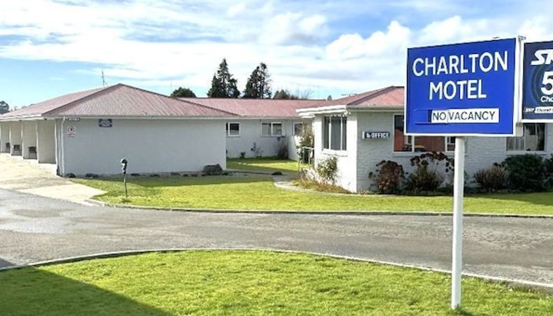 ホテルの屋外エリア - Charlton Motel