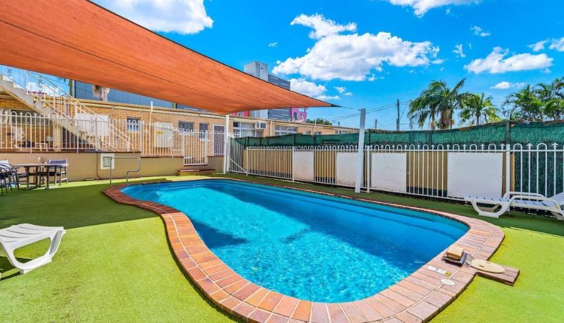 Pool - Paramount Motel