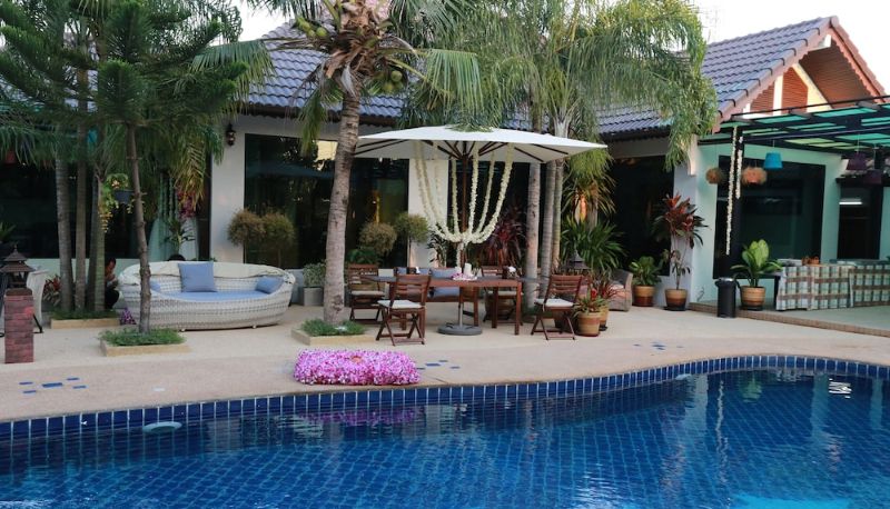 Pool - Vantage Resort