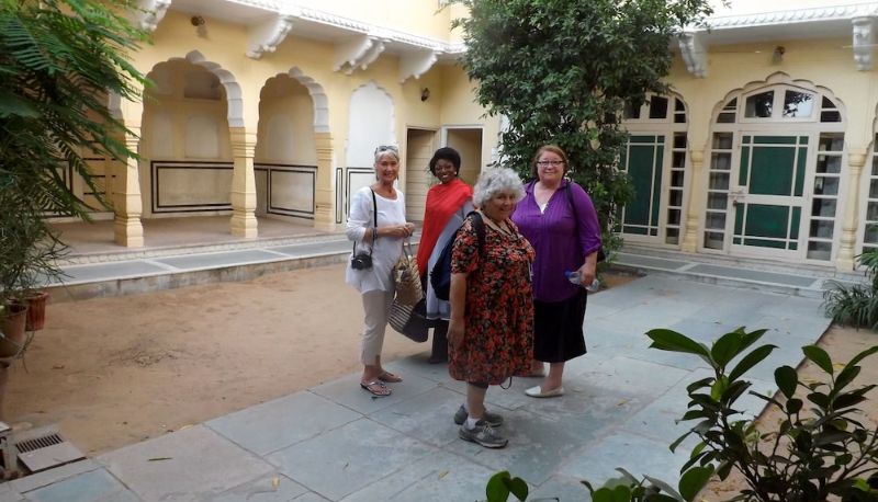 Buitenruimte van het hotel - Khatu Haveli