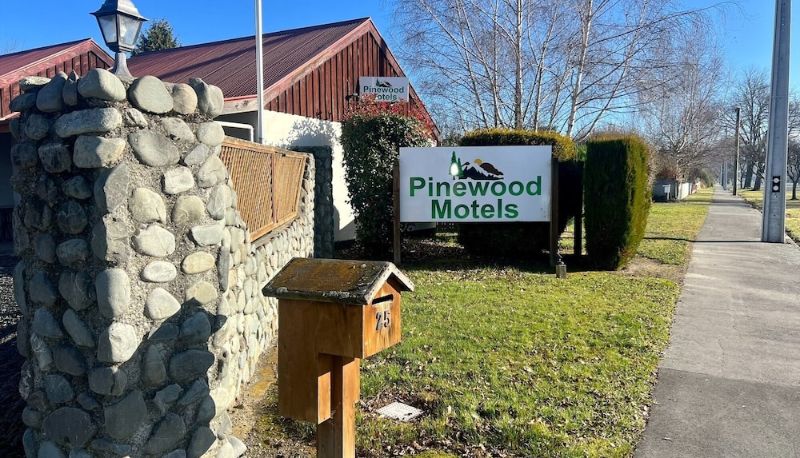 Otel açık alanı - Pinewood Motels