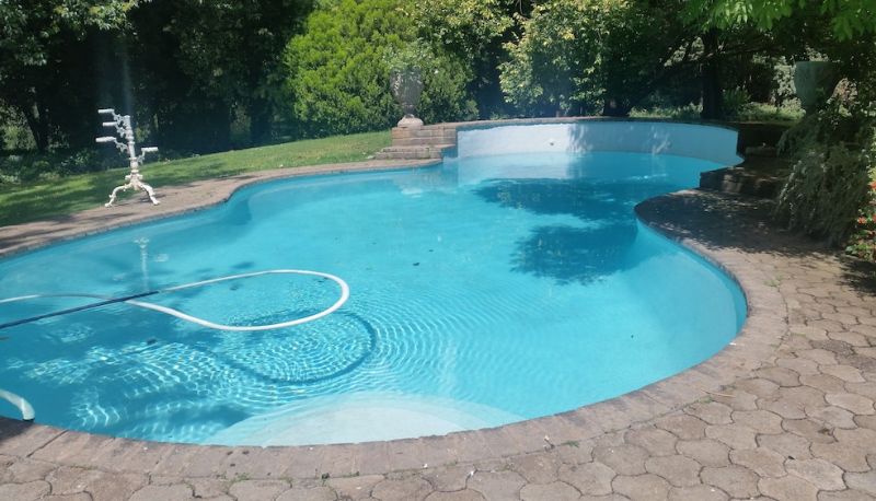 Piscina - La Riviera Guesthouse