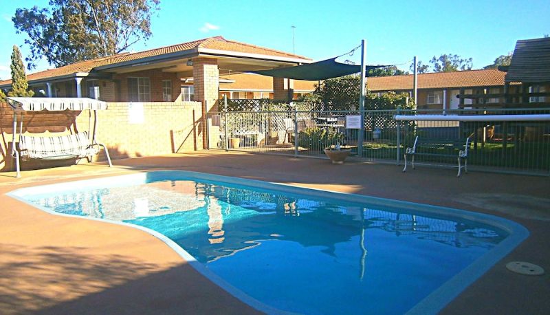 Pool - Aaron Inn Motel