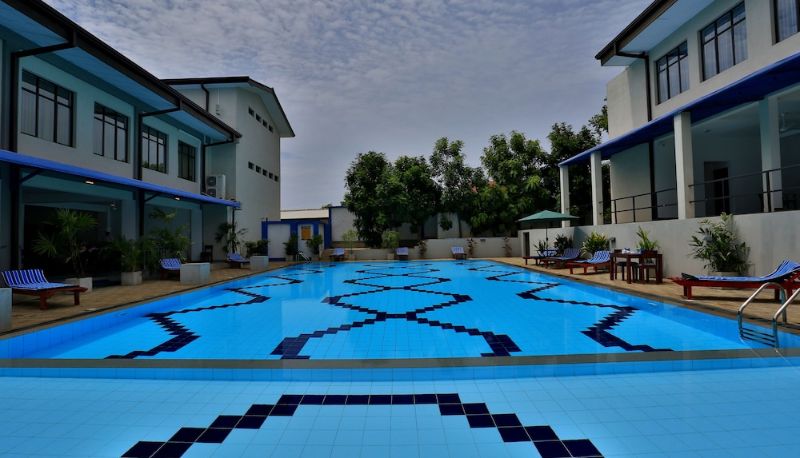 Piscina - The Blue Wave Hotel