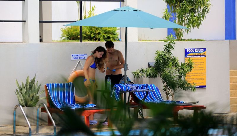 Piscina - The Blue Wave Hotel