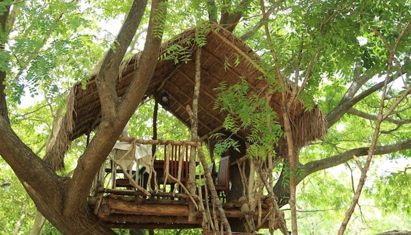 Restaurant - Grand Kalundawa Waterfront Resort
