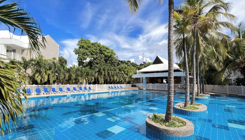 Basen - Hotel Blue Cove by On vacation