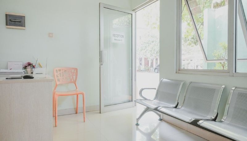 Hall - RedDoorz Plus @ Karet Pedurenan 3