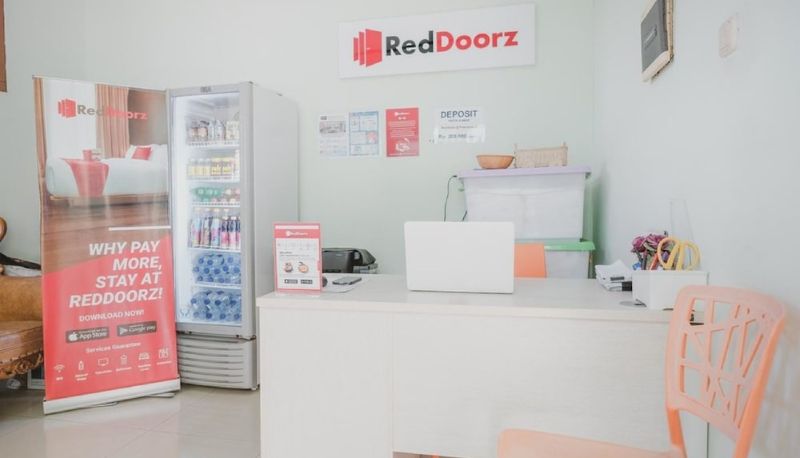 Reception - RedDoorz Plus @ Karet Pedurenan 3