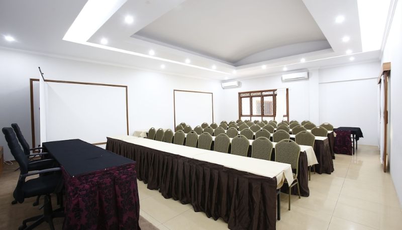 Sala na spotkanie - RedDoorz Plus @ Kelapa Dua Kebon Jeruk