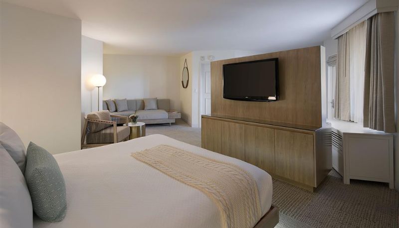 Room - The Belamar Hotel Manhattan Beach Tapestry Collection by Hilton