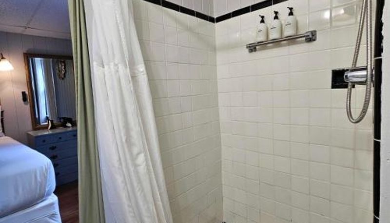 Banyo - CedarWood Inn