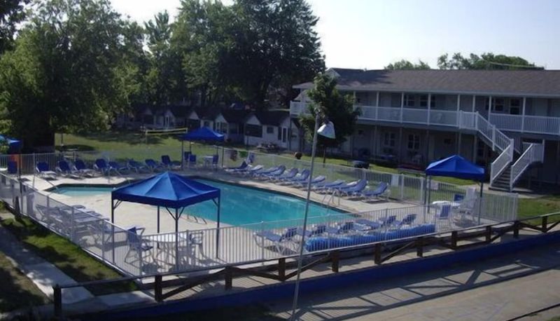 Pool - Lakeside Motor Lodge