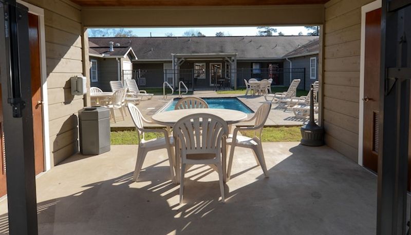 Pool - The Stagecoach Inn of Woodville